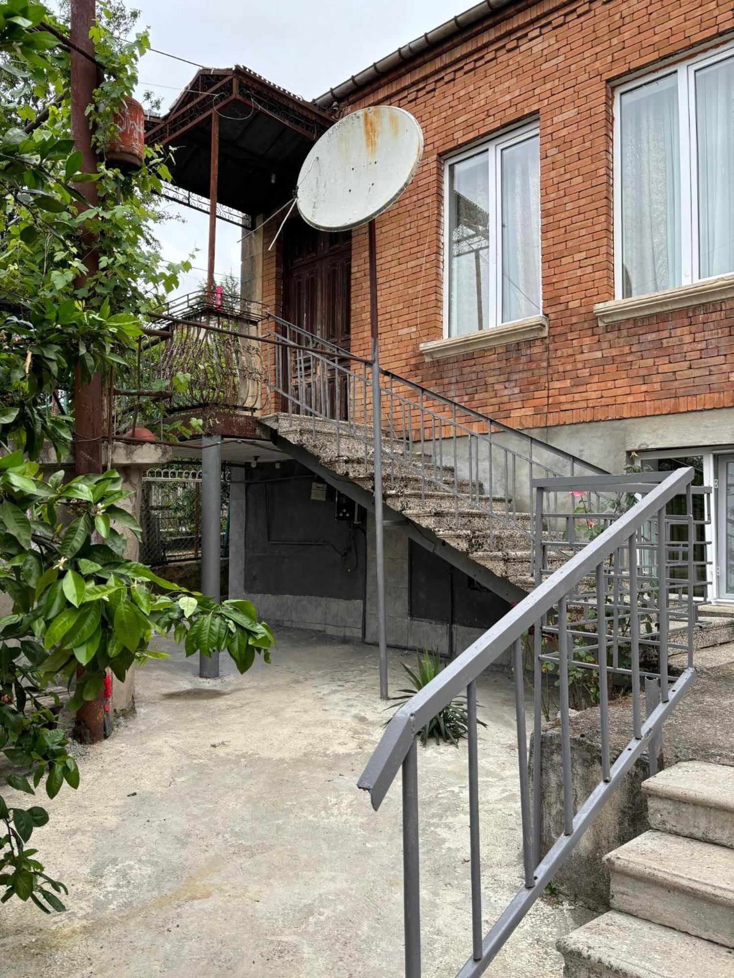 קוטאיסי Guest House Happy House מראה חיצוני תמונה