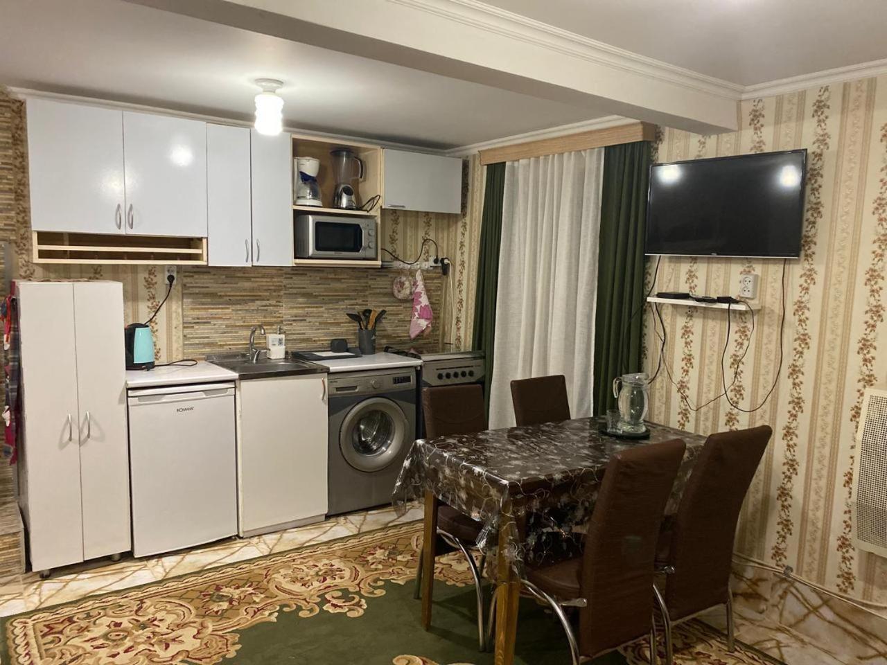 קוטאיסי Guest House Happy House מראה חיצוני תמונה